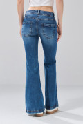 Jean azul medio flare con bota ancha y 5 bolsillos