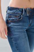 Jean azul medio flare con bota ancha y 5 bolsillos