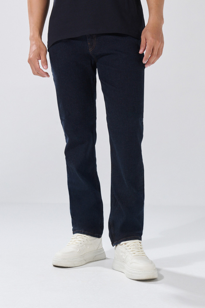 Jean straight leg azul intenso bota recta con tiro bajo

