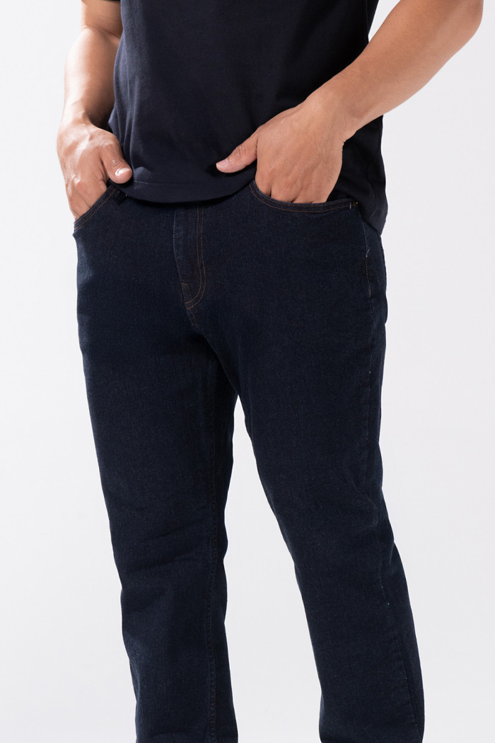 Jean straight leg azul intenso bota recta con tiro bajo

