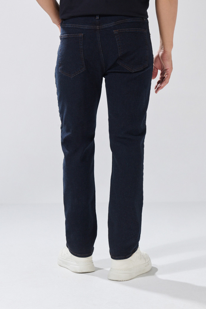 Jean straight leg azul intenso bota recta con tiro bajo

