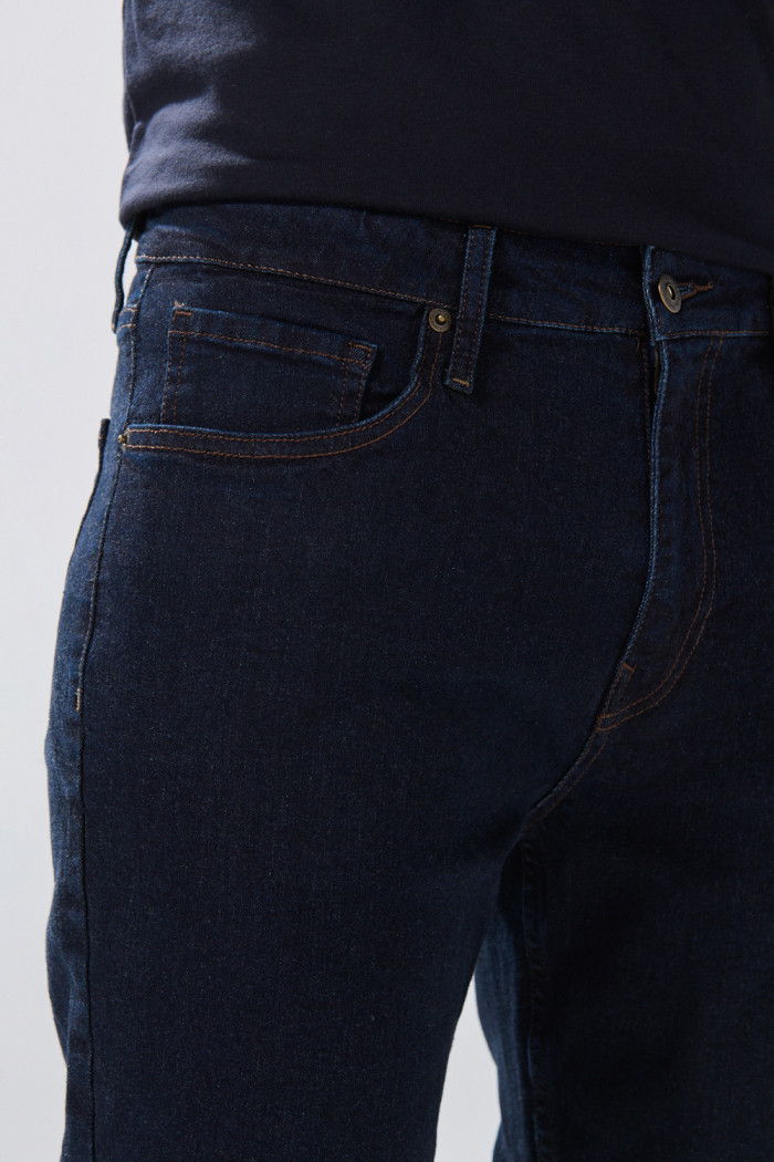 Jean straight leg azul intenso bota recta con tiro bajo
