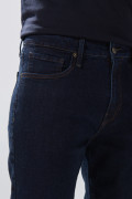 Jean straight leg azul intenso bota recta con tiro bajo
