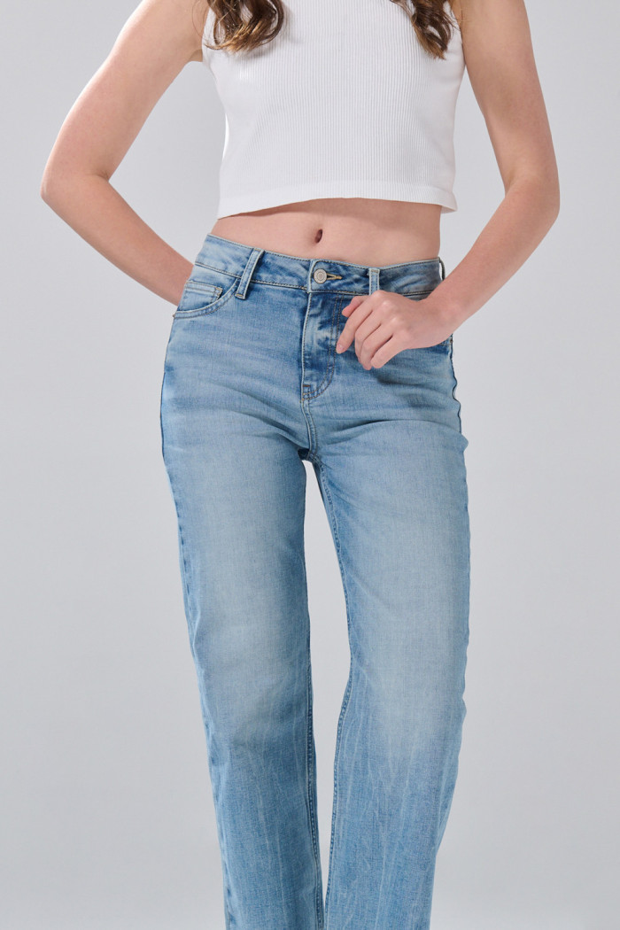Jean azul straight leg infaltables con bota recta y tiro alto
