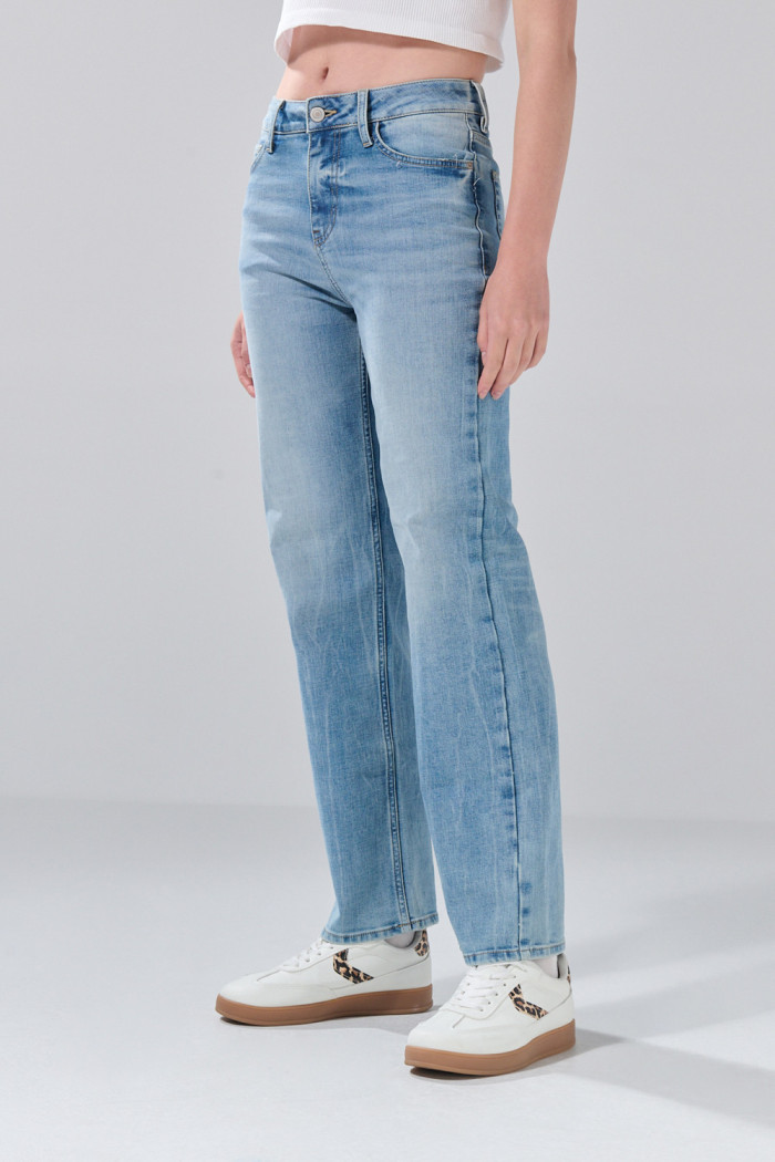 Jean azul straight leg infaltables con bota recta y tiro alto
