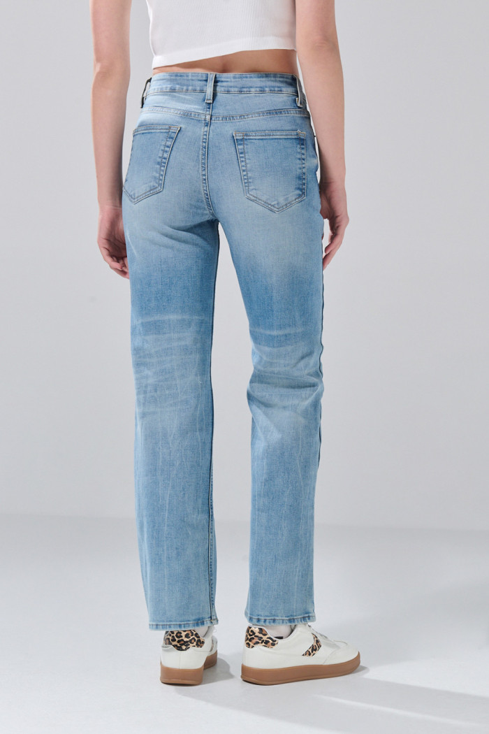 Jean azul straight leg infaltables con bota recta y tiro alto

