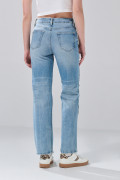 Jean azul straight leg infaltables con bota recta y tiro alto
