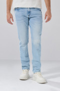 Jean slim infaltables azul claro con desgastes y tiro bajo
