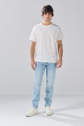 Jean slim infaltables azul claro con desgastes y tiro bajo
