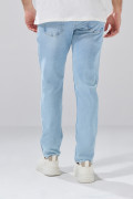 Jean slim infaltables azul claro con desgastes y tiro bajo
