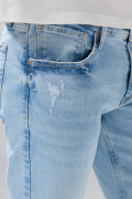 Jean slim infaltables azul claro con desgastes y tiro bajo
