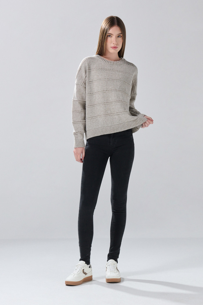 Jean tiro alto push up gris intenso con realce posterior