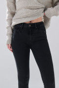 Jean tiro alto push up gris intenso con realce posterior