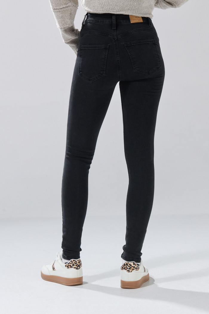 Jean tiro alto push up gris intenso con realce posterior