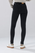 Jean tiro alto push up gris intenso con realce posterior