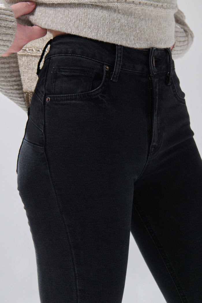 Jean tiro alto push up gris intenso con realce posterior
