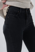 Jean tiro alto push up gris intenso con realce posterior