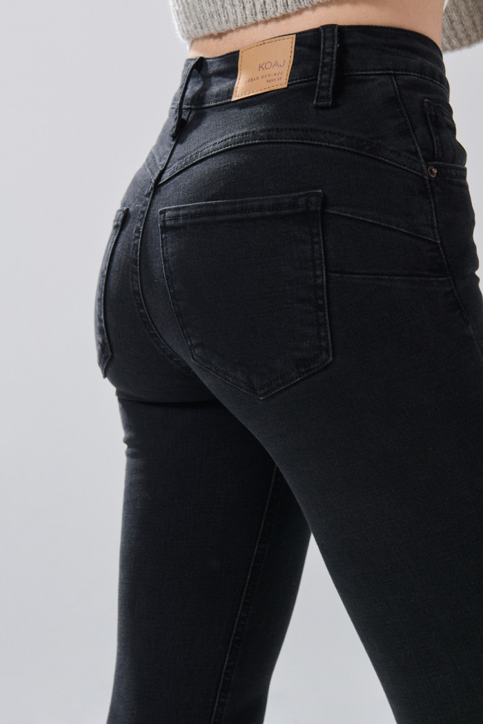 Jean tiro alto push up gris intenso con realce posterior
