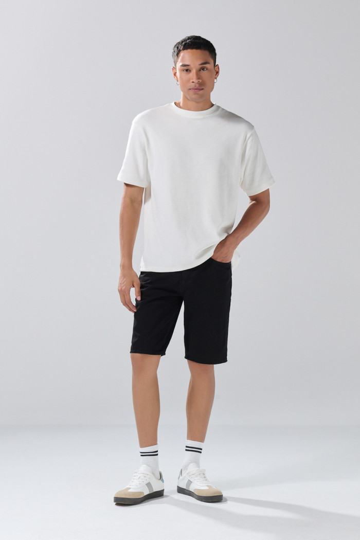 Bermuda de jean tiro bajo slim negra con bolsillos