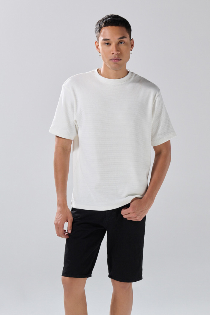 Bermuda de jean tiro bajo slim negra con bolsillos