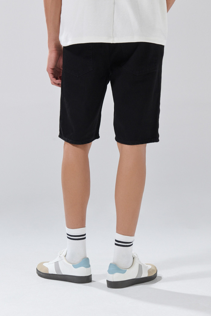 Bermuda de jean tiro bajo slim negra con bolsillos