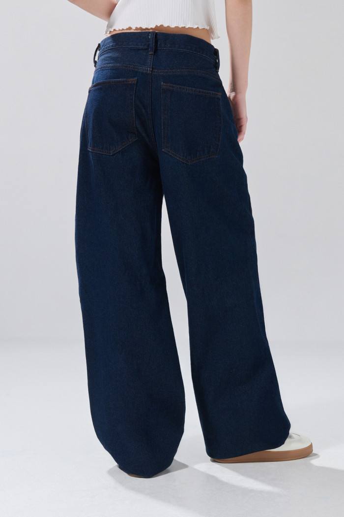 Jean baggy tiro medio azul intenso con bota ancha