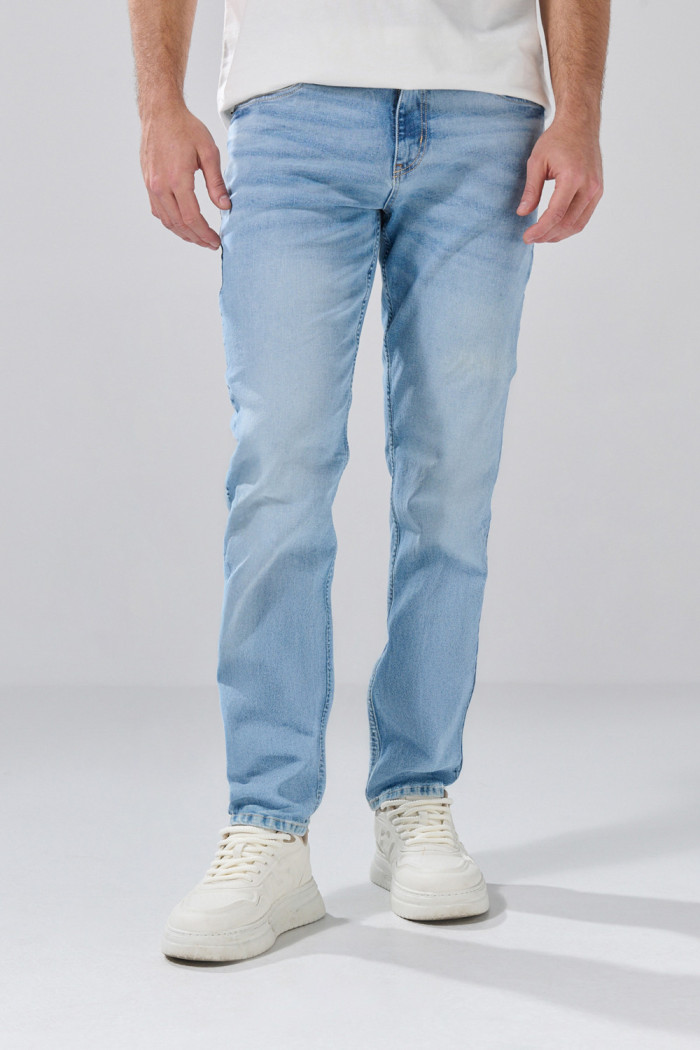 Jean slim infaltables azul claro con tiro bajo y desgastes
