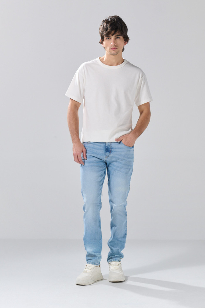 Jean slim infaltables azul claro con tiro bajo y desgastes
