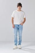 Jean slim infaltables azul claro con tiro bajo y desgastes
