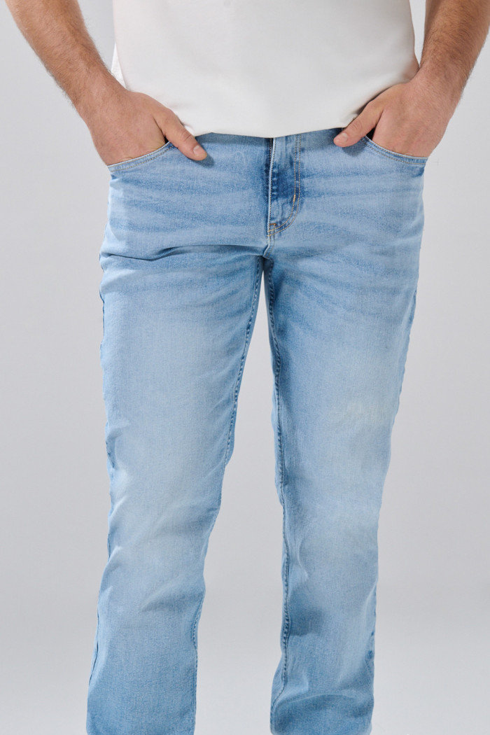 Jean slim infaltables azul claro con tiro bajo y desgastes
