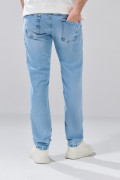 Jean slim infaltables azul claro con tiro bajo y desgastes
