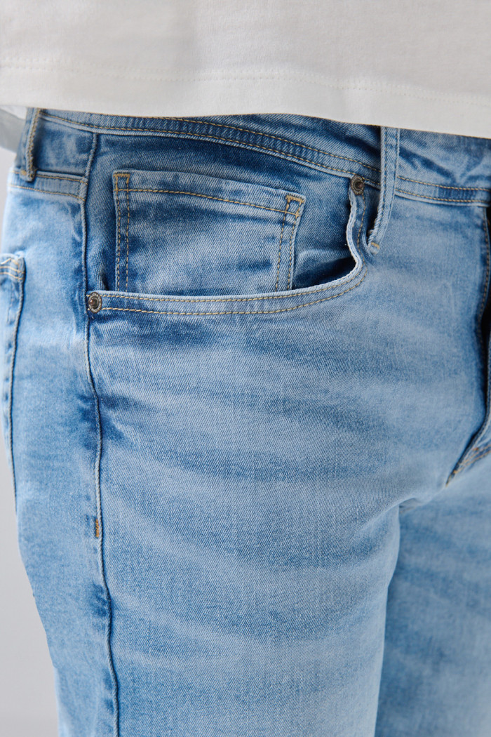 Jean slim infaltables azul claro con tiro bajo y desgastes
