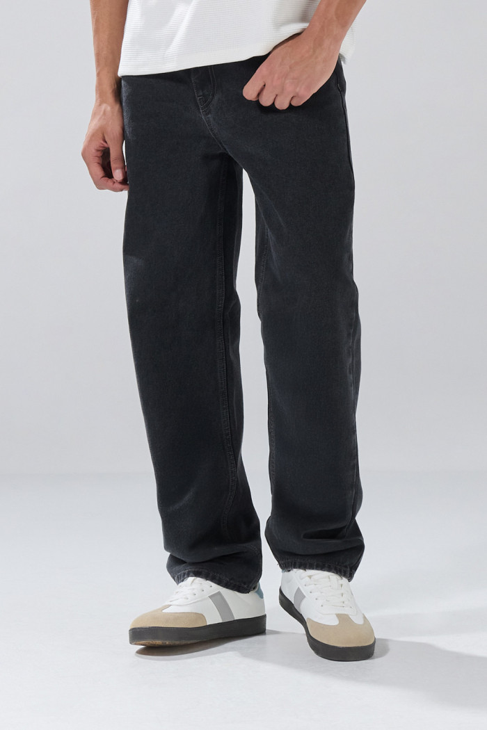 Jean gris intenso tiro medio baggy con bota ancha