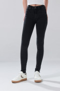 Jean gris intenso con efecto push up, realce y tiro alto