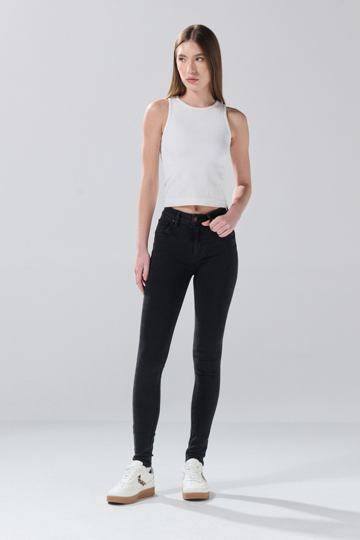Jean gris intenso con efecto push up, realce y tiro alto