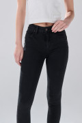 Jean gris intenso con efecto push up, realce y tiro alto