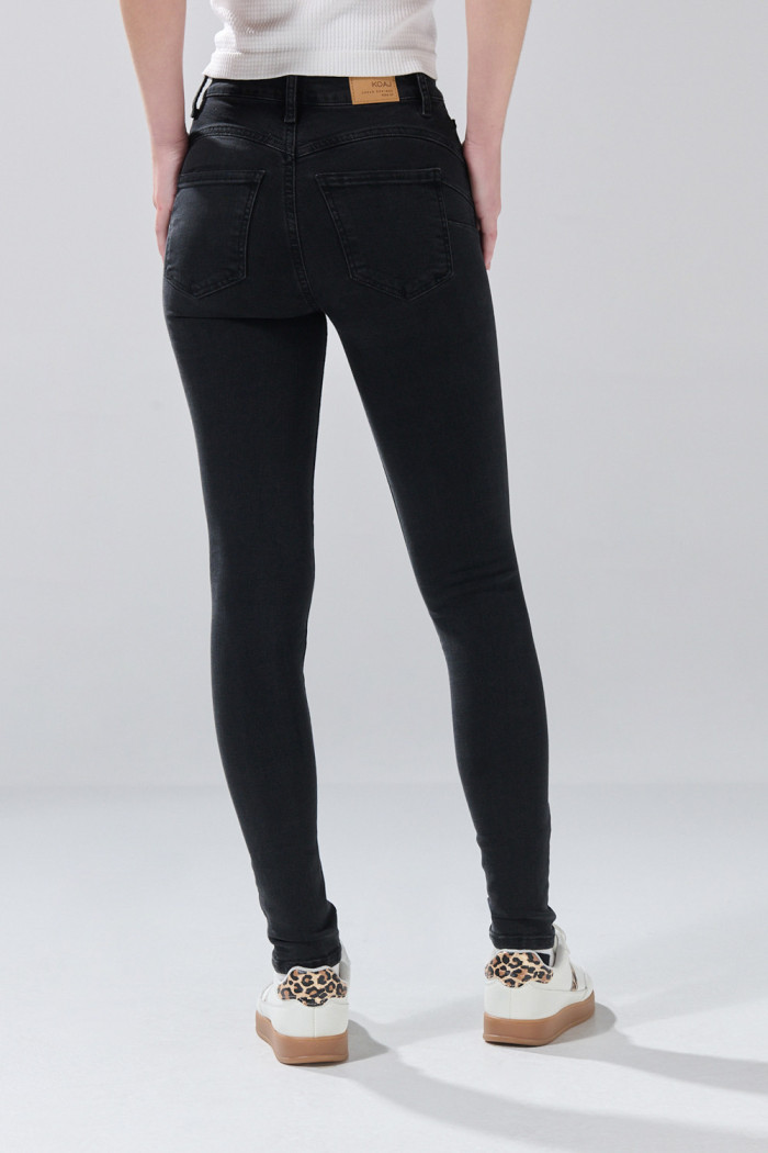 Jean gris intenso con efecto push up, realce y tiro alto