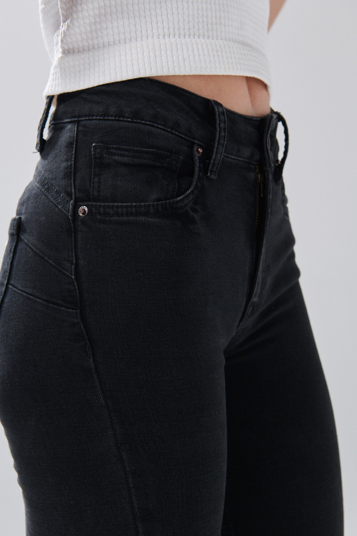 Jean gris intenso con efecto push up, realce y tiro alto