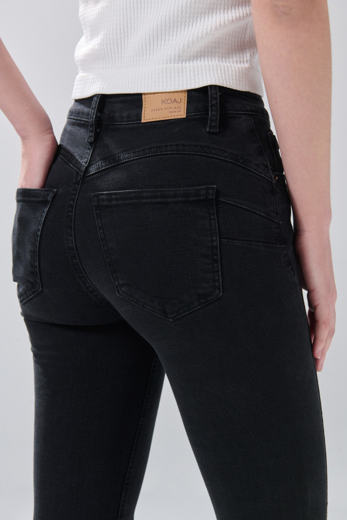 Jean gris intenso con efecto push up, realce y tiro alto