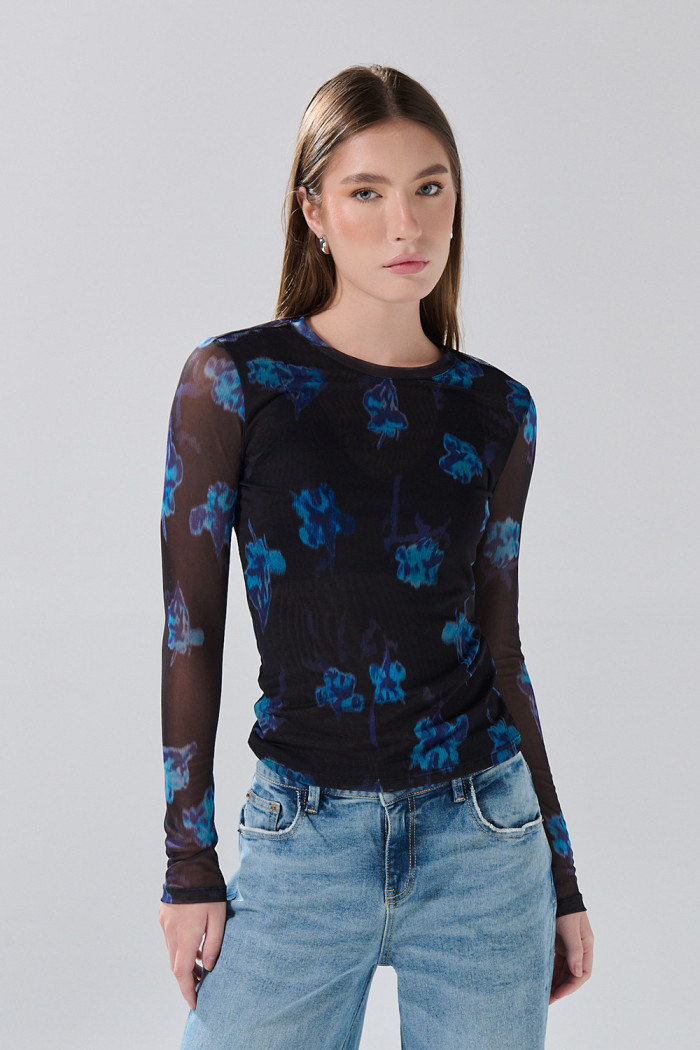 Camiseta negra con manga larga y flores azules