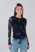 Camiseta negra con manga larga y flores azules