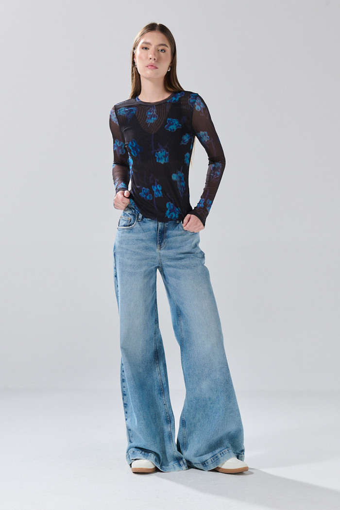 Camiseta negra con manga larga y flores azules
