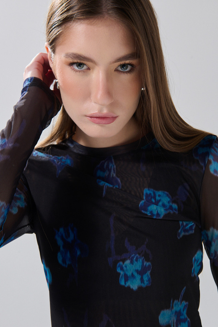 Camiseta negra con manga larga y flores azules