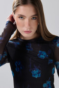 Camiseta negra con manga larga y flores azules