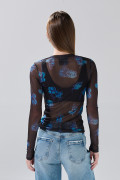 Camiseta negra con manga larga y flores azules