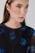 Camiseta negra con manga larga y flores azules