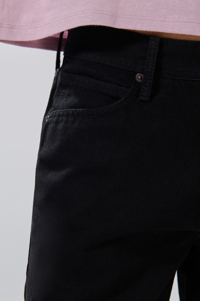 Bermuda negra de jean slim tiro bajo con bolsillos
