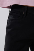 Bermuda negra de jean slim tiro bajo con bolsillos
