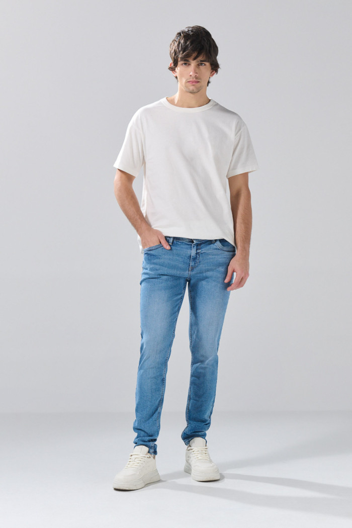 Jean azul medio skinny infaltables con bolsillos y tiro bajo

