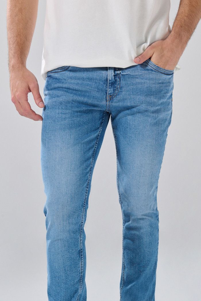 Jean azul medio skinny infaltables con bolsillos y tiro bajo
